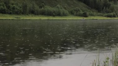 yağmur damlaları sakin nehir su