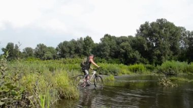 Nehir yatağı içinde sürüş Mountainbiker