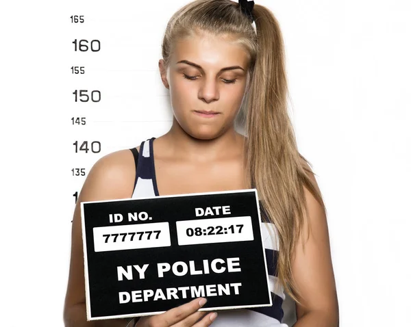 Genç güzel sarışın kadın suçlu Sabıka fotoğrafları