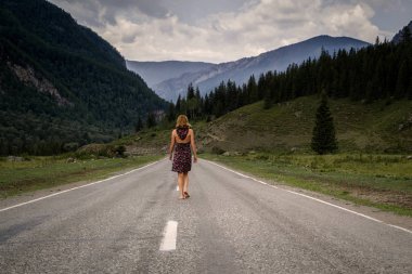 tek yalınayak kadın dağ yolda yürüyor. Seyahat, turizm ve insanlar kavramı