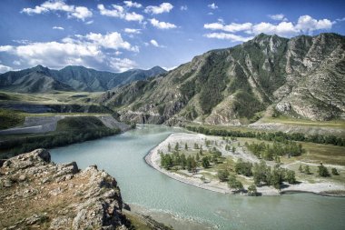 Dağ Nehir vadi panorama manzara. Mavi gökyüzü ve bulutlar
