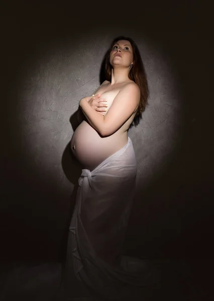 Krásná rusovláska těhotná žena na šedém pozadí — Stock fotografie