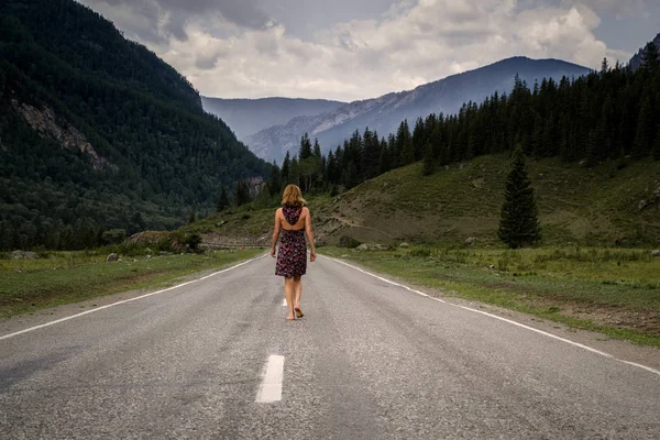 tek yalınayak kadın dağ yolda yürüyor. Seyahat, turizm ve insanlar kavramı