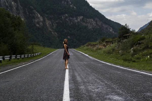 tek yalınayak kadın dağ yolda yürüyor. Seyahat, turizm ve insanlar kavramı