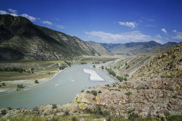 Dağ Nehir vadi panorama manzara. Mavi gökyüzü ve bulutlar
