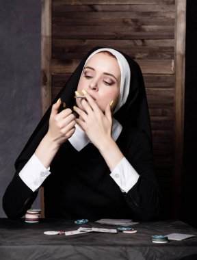 güzel Katolik Rahibe sigara ve iskambil. Çürük din