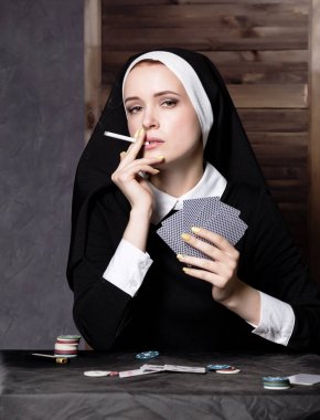 güzel Katolik Rahibe sigara ve iskambil. Çürük din