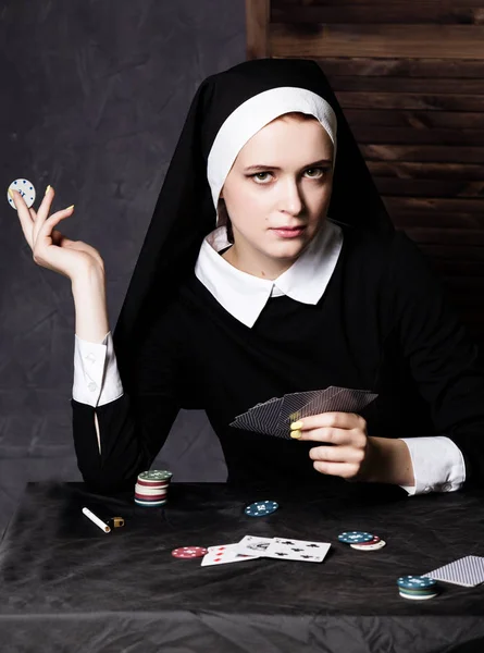 Hermosa monja católica jugando a las cartas. Religión podrida — Foto de Stock