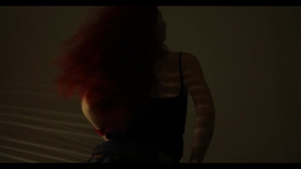 Sexy mujer culo usando pantalones cortos de mezclilla, chica bailando sobre un fondo de sombra rayado — Vídeos de Stock