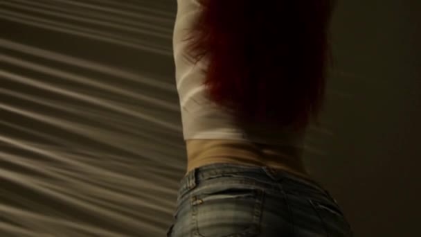 Сексуальная задница в джинсовых шортах, девушка танцует на полосатом теневом фоне — стоковое видео