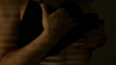 dans ve çizgili bir gölge göğüslerini okşayarak Kızıl saçlı kadın. tutku ve seks oyunları kavramı