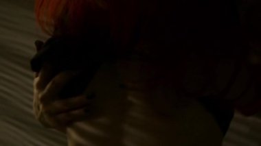 dans ve çizgili bir gölge göğüslerini okşayarak Kızıl saçlı kadın. tutku ve seks oyunları kavramı