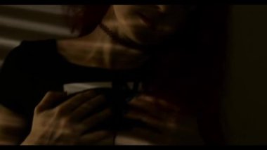 dans ve çizgili bir gölge göğüslerini okşayarak Kızıl saçlı kadın. tutku ve seks oyunları kavramı