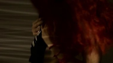 dans ve çizgili bir gölge göğüslerini okşayarak Kızıl saçlı kadın. tutku ve seks oyunları kavramı