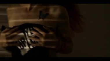 dans ve çizgili bir gölge göğüslerini okşayarak Kızıl saçlı kadın. tutku ve seks oyunları kavramı