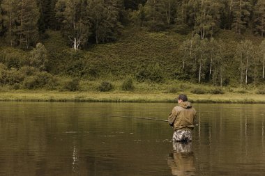 sakin bir nehir üzerinde tek balıkçı sonbahar balıkçılık olduğunu