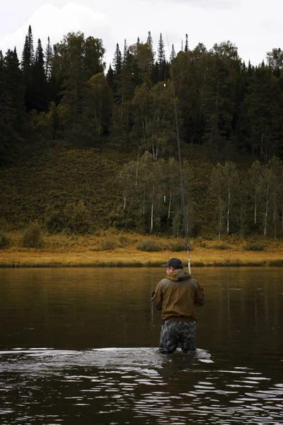 Único pescador em um rio calmo é pesca do outono — Fotografia de Stock