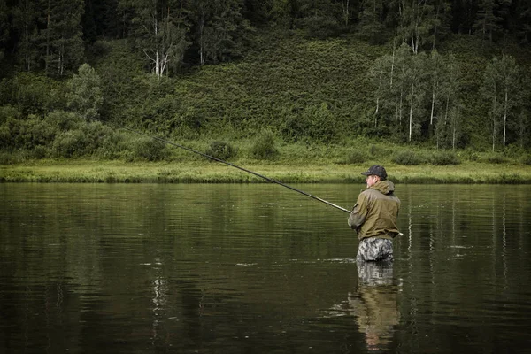 Único pescador em um rio calmo é pesca do outono — Fotografia de Stock