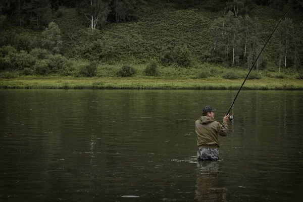 Único pescador em um rio calmo é pesca do outono — Fotografia de Stock