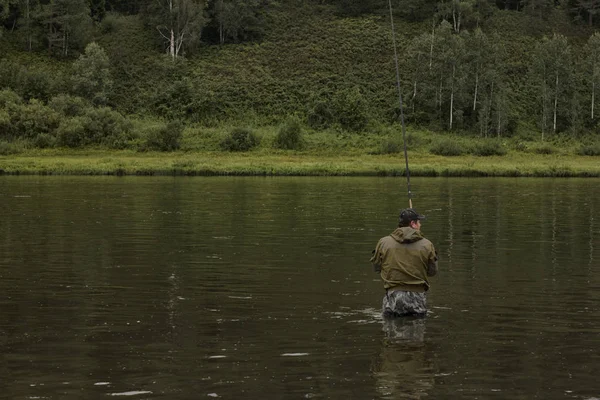 Único pescador em um rio calmo é pesca do outono — Fotografia de Stock