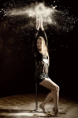 Un ile stüdyoda dans güzel ifade dencer