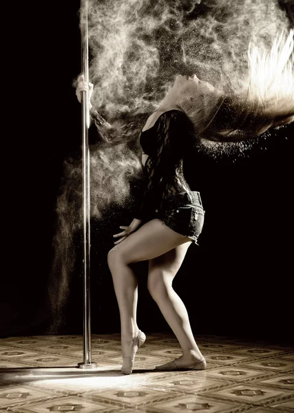 Hermosa bailarina expresiva bailando en el estudio con harina — Foto de Stock