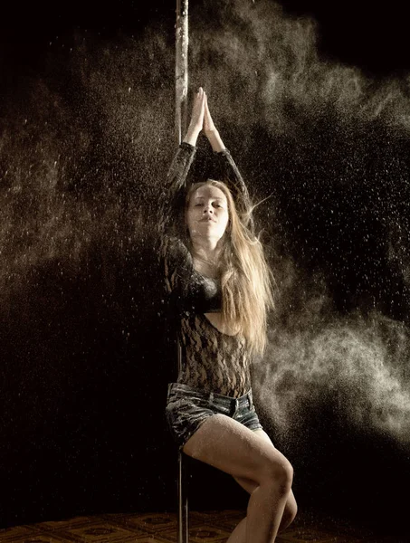 Hermosa bailarina expresiva bailando en el estudio con harina — Foto de Stock