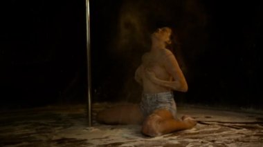 Un ile stüdyoda dans güzel ifade dencer