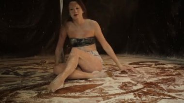 Un ile stüdyoda dans güzel ifade dencer