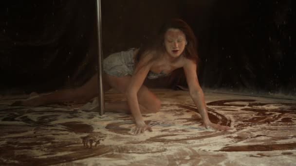 Красивый выразительный дансер танцует в студии с мукой — стоковое видео