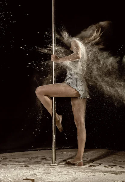 Un veya duman ile stüdyoda dans güzel ifade dencer