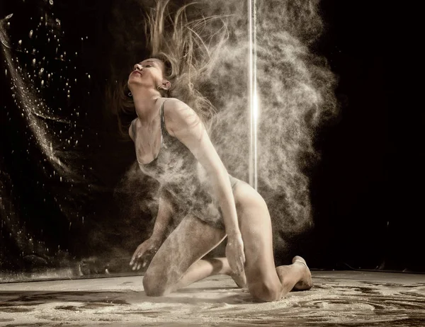 Hermosa bailarina expresiva bailando en el estudio con harina o humo — Foto de Stock