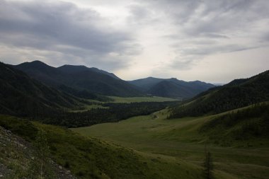 fırtına bulutları dağlar vadi üzerinde karanlık bir gökyüzü üzerinde