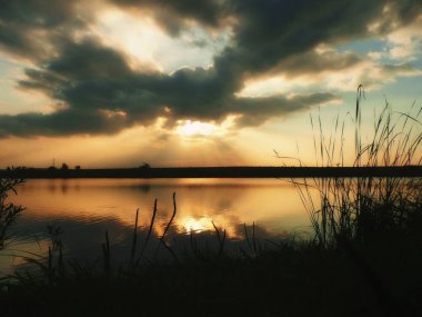 Günbatımı Gölü, fırtına bulutları yansıyan su yüzeyinde