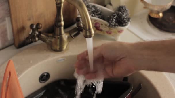 Man wast een gerechten, close-up van handen en spons — Stockvideo