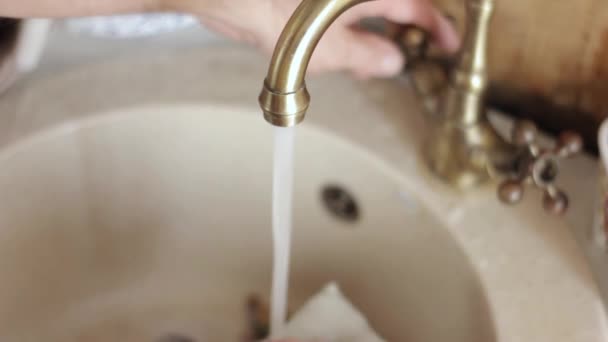Primer plano mans manos lava una vajilla, chorro de agua enjuaga las placas de espuma y detergente — Vídeos de Stock