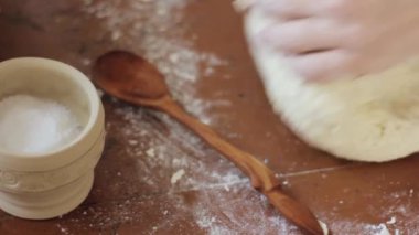 eller kadın masada yoğurma hamur. bir mutfak yemek pişirme