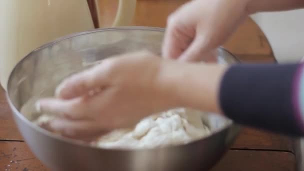 Женские руки разминают тесто на столе. приготовление пищи на кухне — стоковое видео