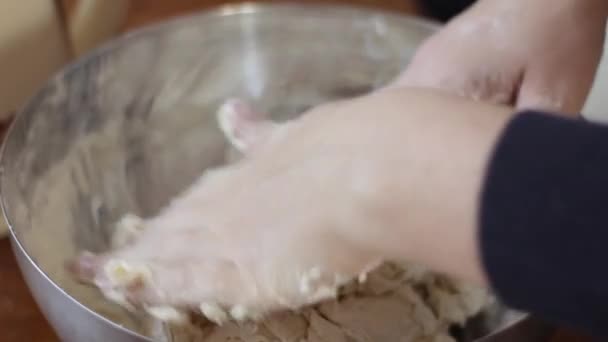 Tangan wanita kneading adonan di atas meja. memasak makanan di dapur — Stok Video