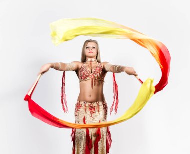 Fanlar ve bir güzel dolgun kadın tarafından gerçekleştirilen şeritler ile Arap dans