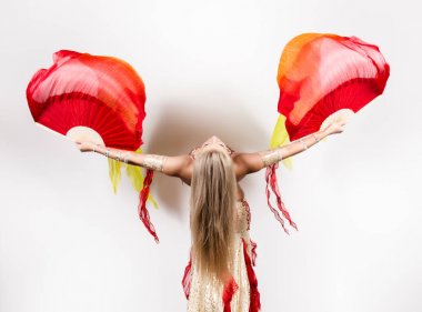 Fanlar ve bir güzel dolgun kadın tarafından gerçekleştirilen şeritler ile Arap dans