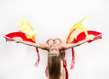 Fanlar ve bir güzel dolgun kadın tarafından gerçekleştirilen şeritler ile Arap dans