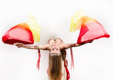 Fanlar ve bir güzel dolgun kadın tarafından gerçekleştirilen şeritler ile Arap dans