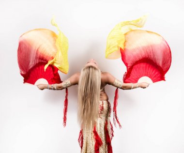 Fanlar ve bir güzel dolgun kadın tarafından gerçekleştirilen şeritler ile Arap dans