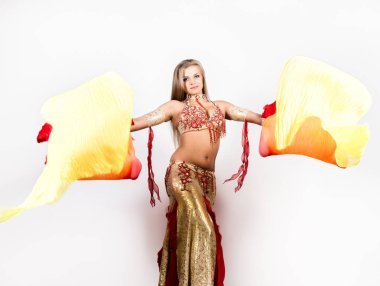 Fanlar ve bir güzel dolgun kadın tarafından gerçekleştirilen şeritler ile Arap dans