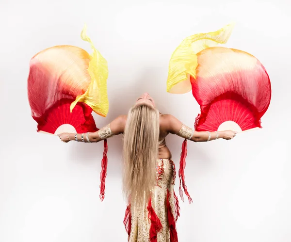 Fanlar ve bir güzel dolgun kadın tarafından gerçekleştirilen şeritler ile Arap dans