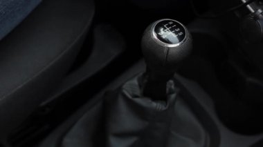 manuel vites SHIFT düğme bir araç. sürücü vites araba sürüş, el