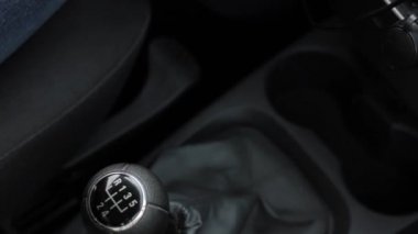 manuel vites SHIFT düğme bir araç. sürücü vites araba sürüş, el