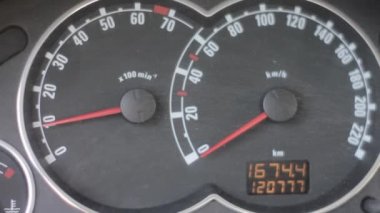 Devir gösterilen Pano aletleri. takometre göstergesi ile