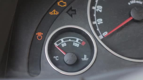 Dashboard met brandstof en de motor temperatuur indicator — Stockvideo